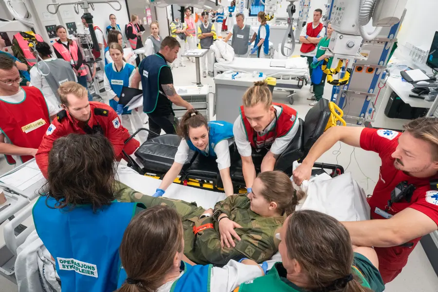 En gruppe mennesker i et rom