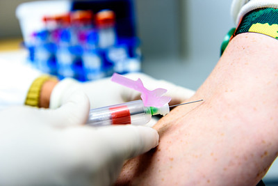 En person som holder en sprøyte