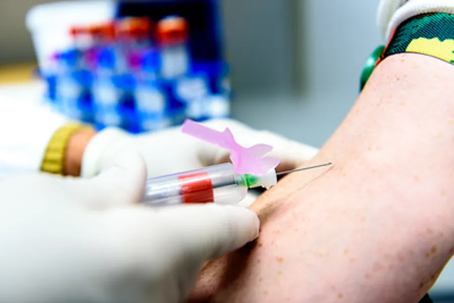 En person som holder en sprøyte